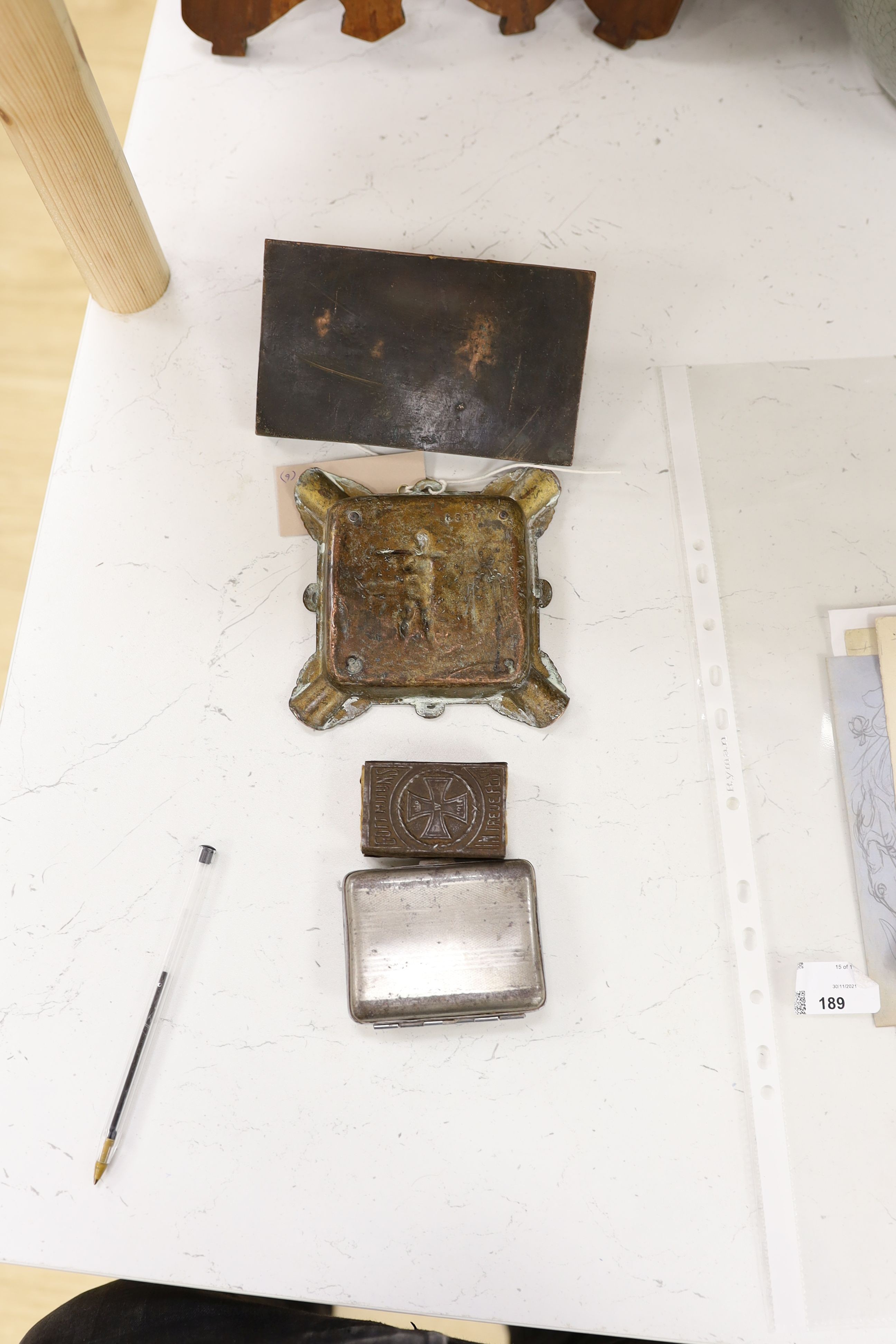 A pair of WWI German propeller frames, with pilot portraits, 28cm, and four German WW1 accessories
